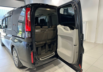 Подержанный автомобиль Honda Stepwgn 2017 года (7 фото)