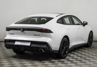 Подержанный автомобиль Changan UNI-V 2024 года (5 фото)