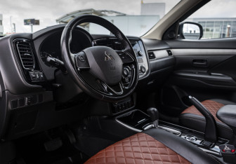Подержанный автомобиль Mitsubishi Outlander 2018 года (9 фото)