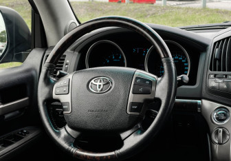 Подержанный автомобиль Toyota Land Cruiser Suv 2010 года (14 фото)