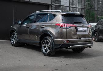 Подержанный автомобиль Toyota RAV4 2018 года (6 фото)