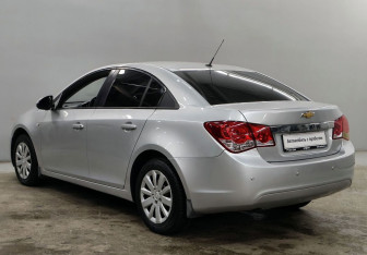 Подержанный автомобиль Chevrolet Cruze Sedan 2011 года (7 фото)