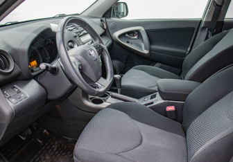 Подержанный автомобиль Toyota RAV4 2010 года (10 фото)