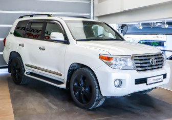 Подержанный автомобиль Toyota Land Cruiser Suv 2014 года (3 фото)