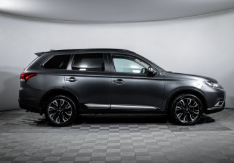 Подержанный автомобиль Mitsubishi Outlander 2021 года (4 фото)