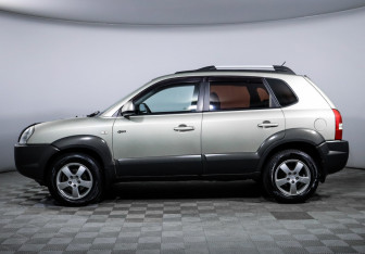 Подержанный автомобиль Hyundai Tucson 2007 года (8 фото)