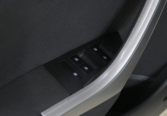 Подержанный автомобиль Opel Astra Wagon 2012 года (9 фото)
