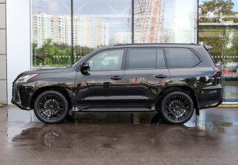 Подержанный автомобиль Lexus LX 2017 года (8 фото)