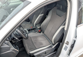Подержанный автомобиль Audi Q3 2023 года (20 фото)