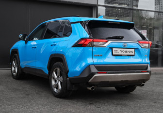 Подержанный автомобиль Toyota RAV4 2020 года (6 фото)