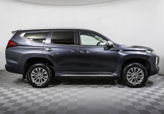 Подержанный автомобиль Mitsubishi Montero Sport 2022 года (4 фото)