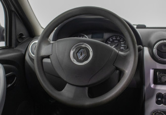 Подержанный автомобиль Renault Logan Sedan 2014 года (15 фото)