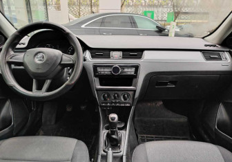 Подержанный автомобиль Skoda Rapid Liftback 2016 года (9 фото)
