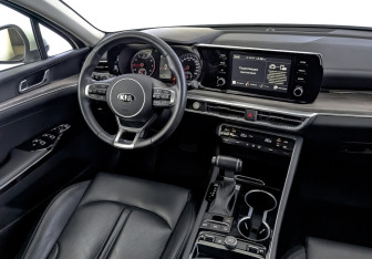 Подержанный автомобиль Kia K5 2021 года (30 фото)