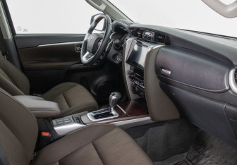 Подержанный автомобиль Toyota Fortuner 2018 года (9 фото)