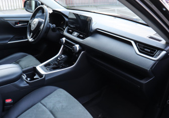 Подержанный автомобиль Toyota RAV4 2023 года (8 фото)