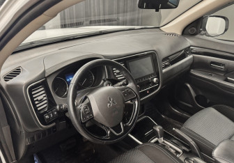 Подержанный автомобиль Mitsubishi Outlander 2021 года (7 фото)