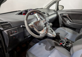 Подержанный автомобиль Toyota Verso 2014 года (16 фото)