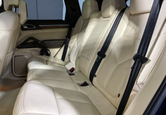Подержанный автомобиль Porsche Cayenne 2012 года (10 фото)