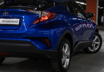 Подержанный автомобиль Toyota C-HR 2019 года (22 фото)