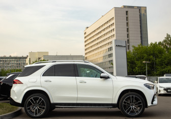 Подержанный автомобиль Mercedes-Benz GLE 2024 года (3 фото)