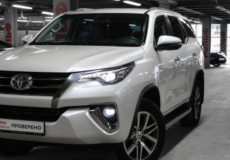 Подержанный автомобиль Toyota Fortuner 2018 года (24 фото)