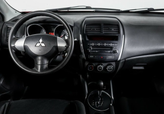 Подержанный автомобиль Mitsubishi ASX 2012 года (8 фото)