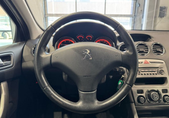 Подержанный автомобиль Peugeot 308 Hatchback 2012 года (14 фото)