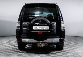 Подержанный автомобиль Mitsubishi Pajero 2011 года (6 фото)