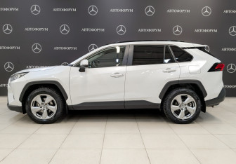 Подержанный автомобиль Toyota RAV4 2020 года (8 фото)