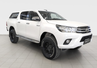 Подержанный автомобиль Toyota Hilux 2016 года (3 фото)