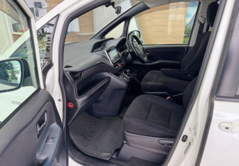 Подержанный автомобиль Toyota Voxy Minivan 2014 года (11 фото)