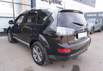 Подержанный автомобиль Mitsubishi Outlander 2008 года (7 фото)