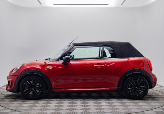 Подержанный автомобиль MINI Hatch 2020 года (2 фото)