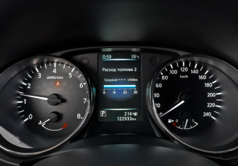 Подержанный автомобиль Nissan X-Trail 2017 года (16 фото)