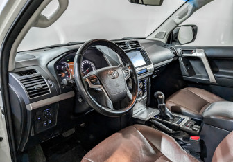 Подержанный автомобиль Toyota Land Cruiser Prado 2019 года (15 фото)
