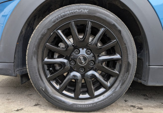 Подержанный автомобиль MINI Hatch 2021 года (12 фото)