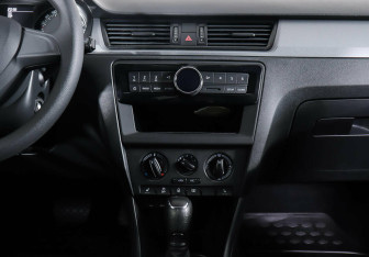 Подержанный автомобиль Skoda Rapid Liftback 2016 года (10 фото)