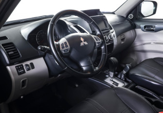 Подержанный автомобиль Mitsubishi Pajero Sport 2015 года (14 фото)