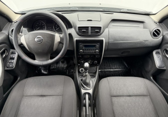 Подержанный автомобиль Nissan Terrano 2014 года (12 фото)