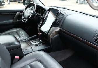 Подержанный автомобиль Toyota Land Cruiser Suv 2009 года (9 фото)