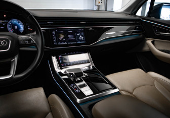Подержанный автомобиль Audi Q7 2021 года (22 фото)