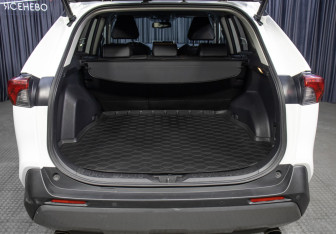 Подержанный автомобиль Toyota RAV4 2019 года (10 фото)