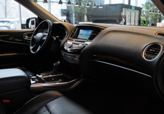 Подержанный автомобиль Infiniti QX60 2017 года (7 фото)