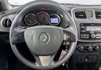 Подержанный автомобиль Renault Sandero 2018 года (21 фото)