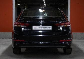 Подержанный автомобиль Hyundai Elantra Sedan 2018 года (6 фото)