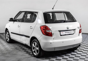 Подержанный автомобиль Skoda Fabia Hatchback 2010 года (7 фото)