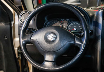 Подержанный автомобиль Suzuki Jimny 2007 года (11 фото)