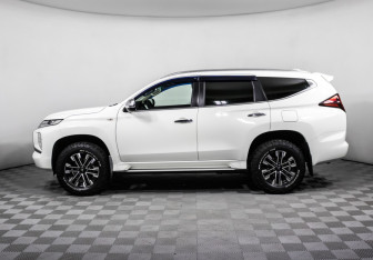 Подержанный автомобиль Mitsubishi Montero Sport 2022 года (8 фото)