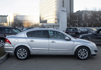 Подержанный автомобиль Opel Astra Sedan 2011 года (3 фото)